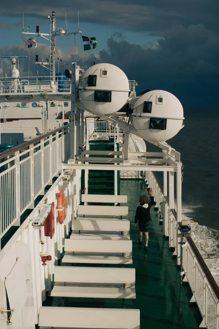 Borkumfähre Ostfriesland Katamaran Borkumkatamaran gesehen von der Borkumfähre kleiner glücklicher junge an der rehling entland der Nordseeeküste